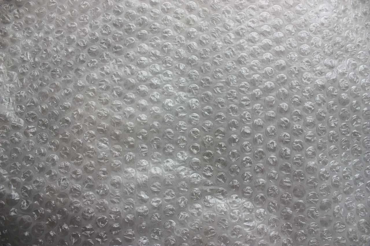 Gdzie wyrzucić folię bąbelkową? Poznaj zasady recyklingu i uniknij błędów